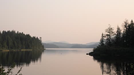Weitwinkelaufnahme-Eines-Sees-Bei-Sonnenaufgang
