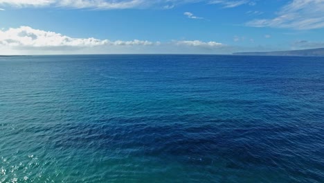 Panning-Luftaufnahme-Eines-Schnorchlers-In-Maui-Hawaii-Mit-Wunderschönem-Blauem-Wasser-Und-Land-Im-Hintergrund