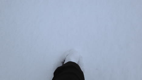 Caminando-A-Través-De-La-Nieve-Recién-Compactada