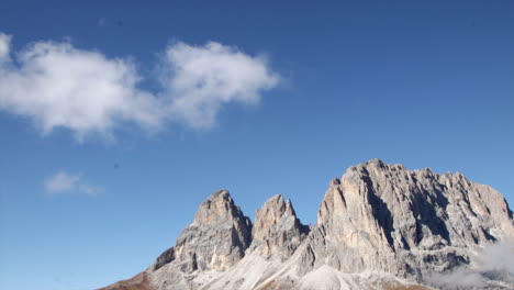 Zeitraffer-Von-Wolken,-Die-über-Dolomiten-In-Italien-Wischen