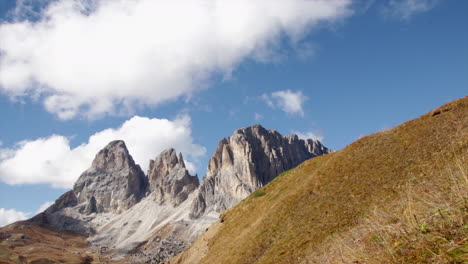 Dolomitgebirgskette-Mit-Wolken,-Die-über-Die-Wunderschöne-Italienische-Naturlandschaft-Rollen
