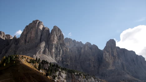 Sunbeems-shining-on-italian-dolomite-mountain-range