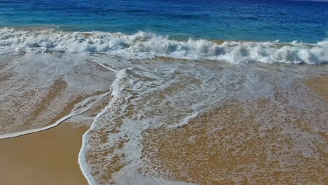 Panning-Wellen,-Die-Auf-Sandstrand-In-Maui-Hawaii-Mit-Schönem-Himmel-Und-Wasser-Zusammenstoßen