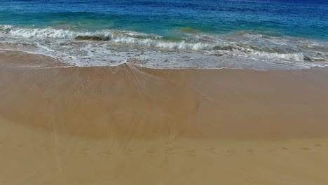 Panning-Wellen,-Die-Am-Sandstrand-In-Maui-Hawaii-Mit-Schönem-Himmel-Und-Wasser-Abstürzen,-Kein-Land-Im-Hintergrund