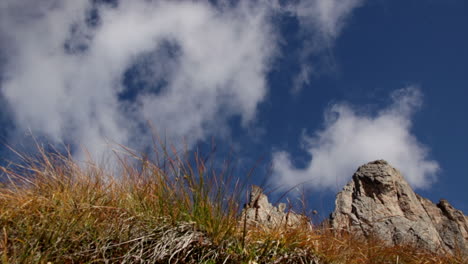Zeitraffer-Der-Italienischen-Alpen-Mit-Wolken-Und-Gras-Im-Vordergrund-Und-Berg-Im-Hintergrund