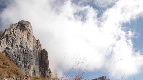 Gleitschirmfliegen-In-Den-Dolomiten-Mit-Wolken
