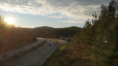 Blick-Von-Einer-Brücke-Hinunter-Auf-Die-Deutsche-Autobahn-Mit-Vielen-Vorbeifahrenden-Autos