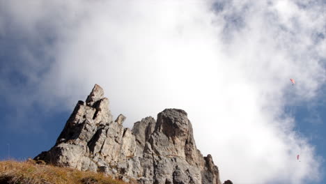Gleitschirmflieger-In-Den-Italienischen-Alpen-Unter-Den-Wolken-über-Den-Bergen