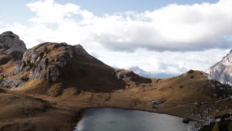 Hermoso-Paisaje-Montañoso-Con-Lago-Y-Nubes-En-Los-Alpes-Italianos