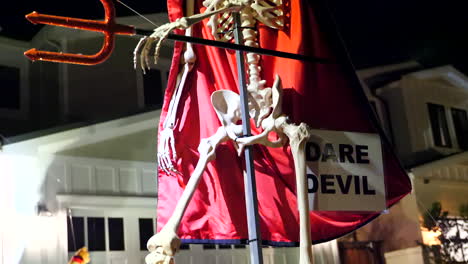 Decoración-De-Halloween-De-Un-Esqueleto-Disfrazado-De-Diablo-Atrevido