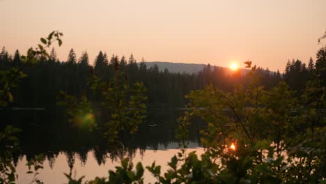 Zeitraffer-Des-Sonnenuntergangs-über-Einem-See-Mit-Einer-Schönen-Reflexion