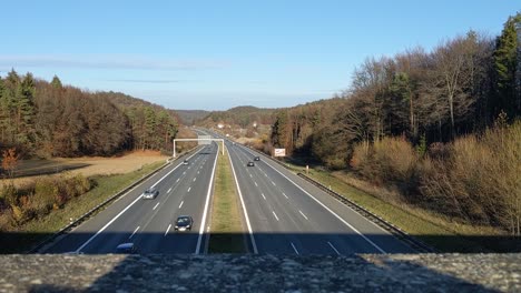 Vista-Desde-Un-Puente-Hasta-La-Autopista-Alemana-Con-Muchos-Autos-Pasando