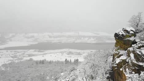 Luftaufnahme-Eines-Schneebedeckten-Auswanderersees-In-Der-Nähe-Von-Ashland,-Oregon