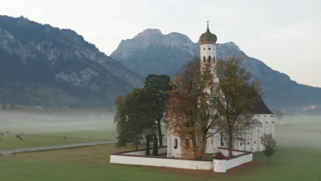 Neuschwanstein-Kirche-Nebligen-Morgen-Im-Herbst-|-4k-|-Dji-Mavic-2-Pro-D-log-–-Perfekt-Für-Die-Farbkorrektur