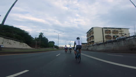 Eine-Gruppe-Von-Radfahrern,-Die-Auf-Offener-Straße-In-Panama-Fahren