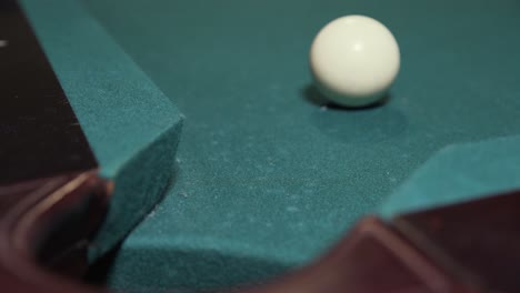 Spieler-Versenkt-Schwarzen-8-Ball-In-Ecktasche,-Um-Billard-Zu-Gewinnen