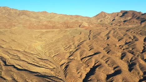 Drone-Volando-Sobre-El-Desierto-De-Arizona-A-Una-Carretera-Lejana