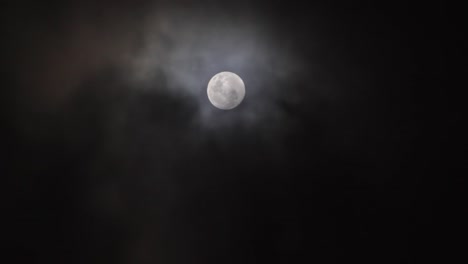 Las-Nubes-Pasan-Frente-A-La-Luna-Llena-En-Un-Cielo-Oscuro-2