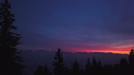 Friedliches-Lila-Rosa-Panorama-Sonnenuntergangvideo-Mit-Bäumen-Und-Bergen