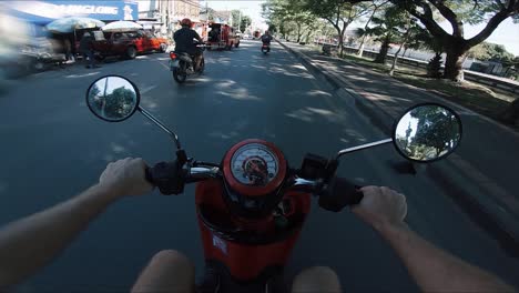 Tiro-Pov-Del-Hombre-Conduciendo-Un-Ciclomotor-En-Una-Calle-Principal-Muy-Transitada-En-Chiang-Mai,-Tailandia