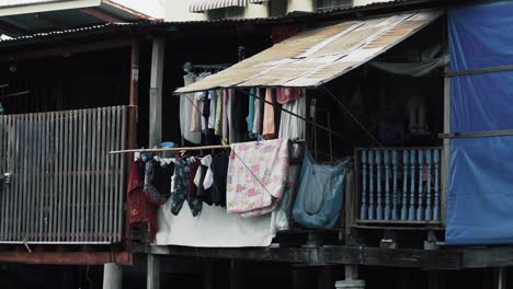 A-row-of-shacks-along-Bangkok,-Thailand's-Khlongs
