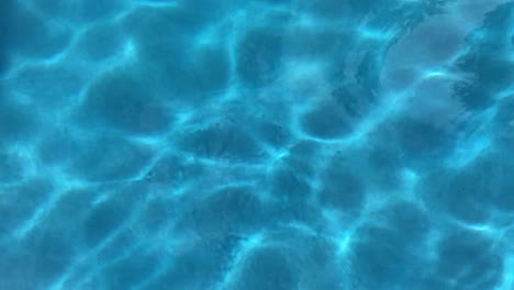 Poolwasser-Plätschert-An-Einem-Schönen-Sonnigen-Tag