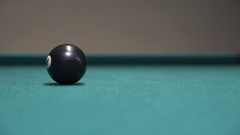 Schwarzer-8-Ball-Dreht-Und-Rollt-Auf-Einem-Billardtisch-Zum-Stillstand