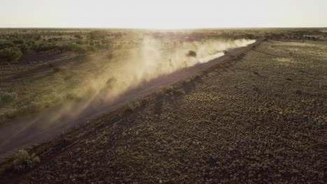 Drones-Persiguiendo-Autos-Hasta-La-Puesta-De-Sol-Sobre-El-Desierto-Australiano-En-El-Centro-Oeste-De-Australia