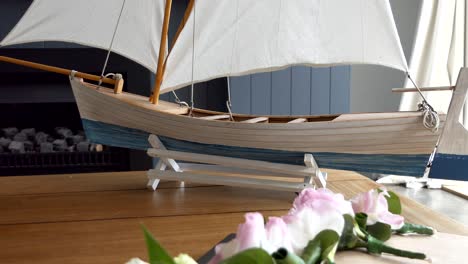 Aufnahme-Eines-Miniatur-Segelboots,-Yachtmodell