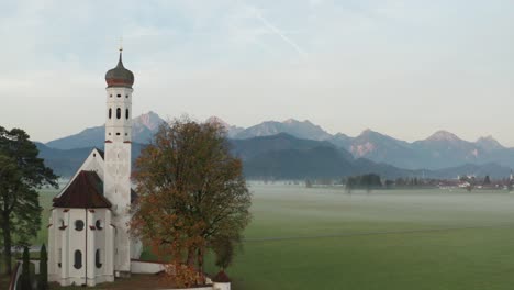 Neuschwanstein-Kirche-Nebligen-Morgen-Im-Herbst-|-4k-|-Dji-Mavic-2-Pro-D-log-–-Perfekt-Für-Die-Farbkorrektur