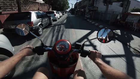 Pov-Hombre-Conduciendo-Ciclomotor-Por-Las-Calles-De-Chiang-Mai,-Tailandia