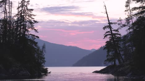 Wunderschöner-Rosa-Und-Violetter-Sonnenuntergang-über-Dem-Küstengebirge