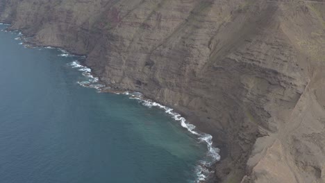 Panoramadrohnenaufnahme-Von-Wellen,-Die-Auf-Felsen-An-Der-Küste-Aufprallen