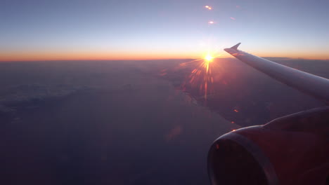 Sonnenaufgang-Oder-Sonnenuntergang-über-Der-Küste-Vom-Flugzeug-Aus