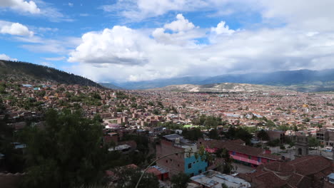 Vueltas-De-Tiempo-De-La-Ciudad-De-Ayacucho-Peru-Con-Movimiento-De-Nubes