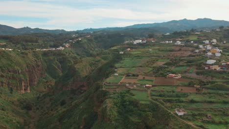 Drohnenflug-über-Eine-Schlucht-Mit-Einem-Dorf-Auf-Gran-Canaria