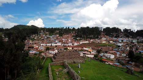 Ruinas-En-Ayacucho-Con-Ciudad-Detrás-De-Drones