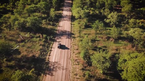 Drohnenansicht-Des-Autos,-Das-In-Der-Afrikanischen-Landschaft-Unterwegs-Ist