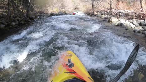 Vista-En-Primera-Persona-Del-Kayak-De-Aguas-Bravas-En-El-Río-Applegate-En-La-Frontera-De-California-Y-Oregon