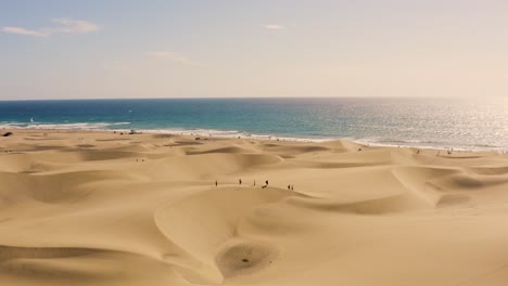Toma-De-Drones-De-Dunas-Y-Desierto-Con-Playa-Al-Fondo,-Dunas-De-Maspalomas,-Gran-Canaria