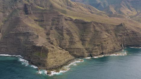 Panoramadrohnenaufnahme-Von-Bergen-Mit-Ozean,-Wellen-Prallen-Auf-Felsen