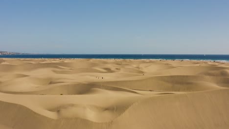 Toma-De-Drones-Del-Desierto-Y-Dunas-Con-Playa-Y-Mar,-Dunas-De-Maspalomas,-Gran-Canaria