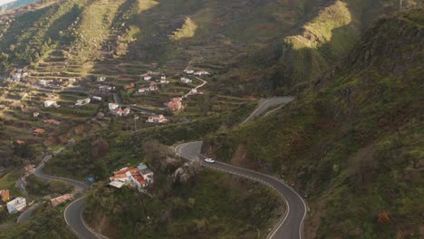 Un-Automóvil-Que-Conduce-Curvas-En-La-Calle-En-Las-Montañas