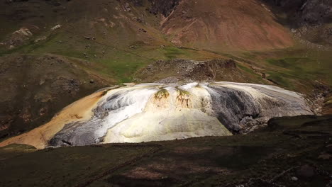 Paisaje-En-Ayacucho-Con-Formación-De-Sedimentos-En-Perú