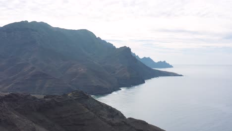 Panorama-drone-shot-of-a-coast-with-ocean,-gran-canaria