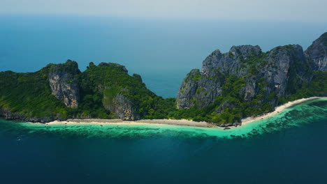 Atemberaubende-Luftaufnahme-Der-Insel-Koh-Phi-Phi,-Umgeben-Von-Türkisfarbenem-Und-Klarem-Wasser