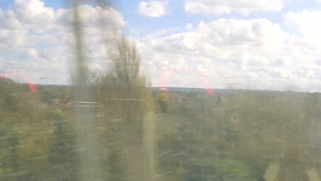 Zugfensteransicht,-Britische-Landschaft,-Die-In-Einer-Unschärfe-Vorbeigeht
