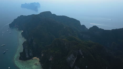 Luftaufnahmen-Der-Insel-Mit-Kristallklarem-Türkisfarbenem-Wasser-In-Thailand