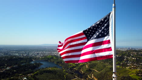 Amerikanische-Flagge-Auf-Einem-Hügel-Mit-Blick-Auf-Los-Angeles,-Kalifornien