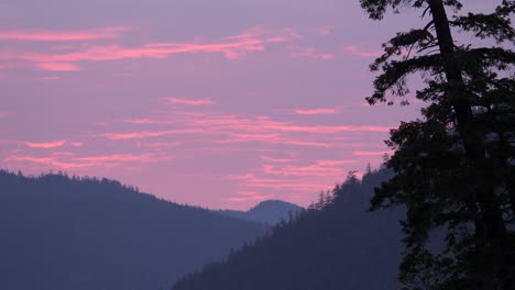 Wunderschöner-Rosa-Und-Violetter-Sonnenuntergang-über-Dem-Küstengebirge